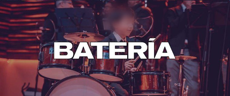 Alumno de Zamar tocando batería