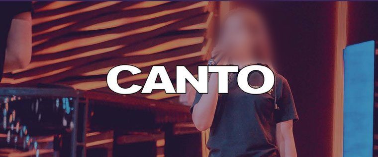 Alumno de Zamar tocando canto